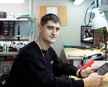 Мастер сервисного центра по ремонту техники Hotpoint Ariston